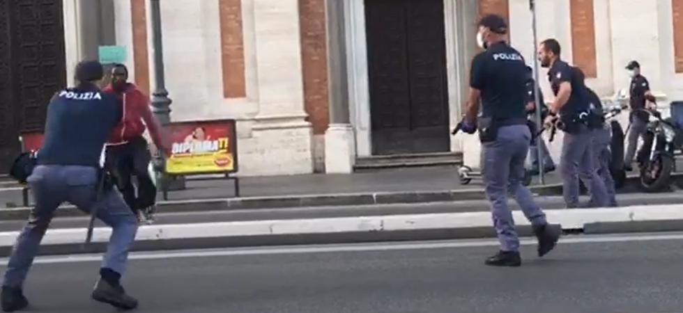 Resiste alla polizia armato di coltello e un agente gli spara all'inguine: paura fuori dalla stazione Termini di Roma